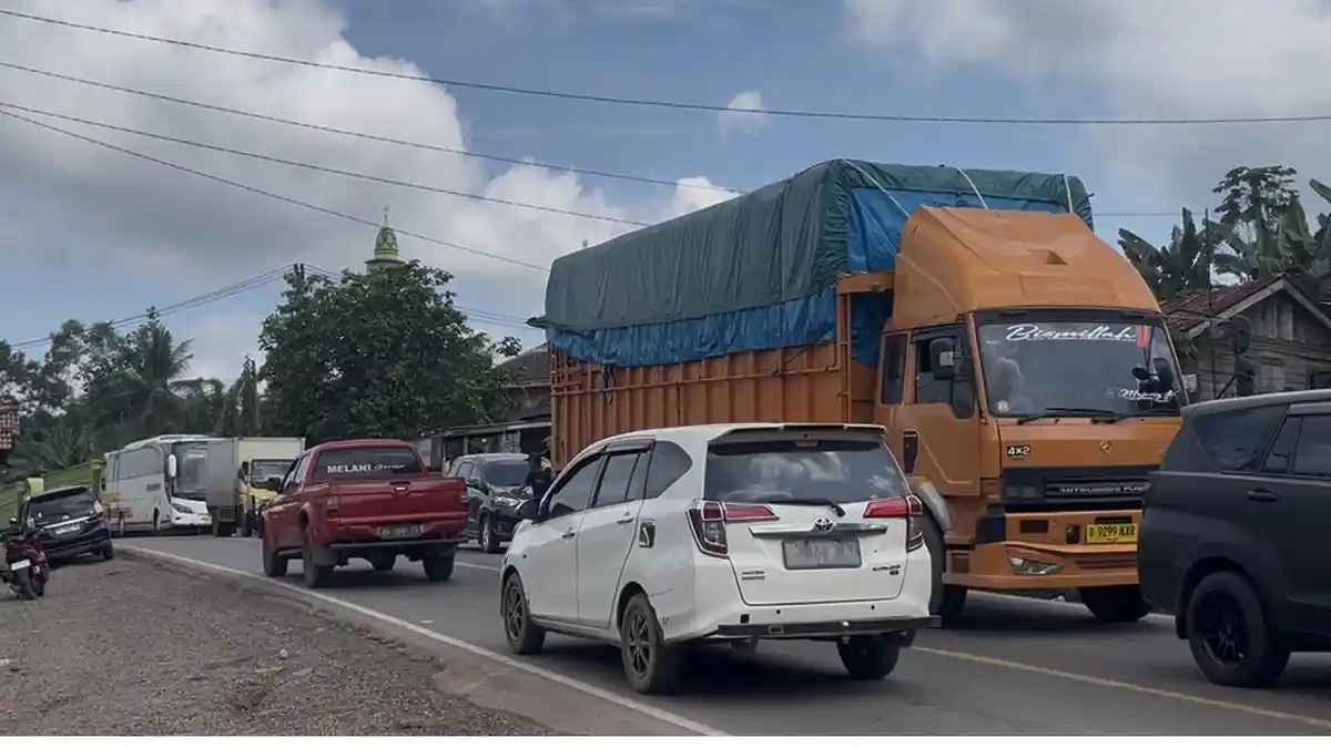 Anak Menangis Kelaparan, Pemudik Terjebak Macet 18 Jam di Jalur Palembang–Jambi