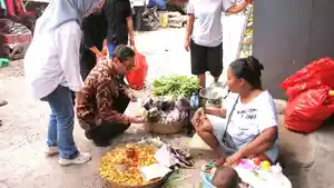 Penjabat-Gubernur-NTT-Ayodhia-GL-Kalake-memantau-harga-komoditi-di-Pasar-Kasih.jpg