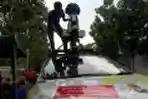 Petugas Google Maps Street View Bersihkan Kamera