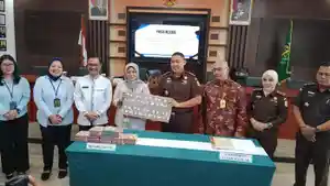 KEJARI-AMANKAN-UANG-Kepala-Kejari-Sumedang-Adi-Purnama-23102025.jpg