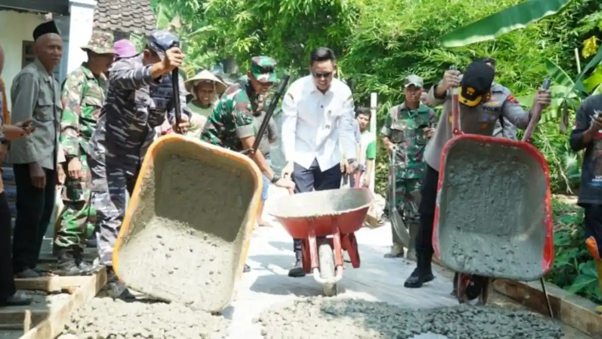 865 Meter Jalan Desa Kalilumpang Kendal Dicor, Akses Masuk Tak Lagi Terisolir