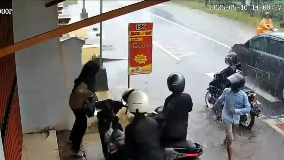 Modus Kawanan Begal Datangi Pemotor yang Berteduh Saat Hujan Deras di Lumajang, Siswi SMK Histeris