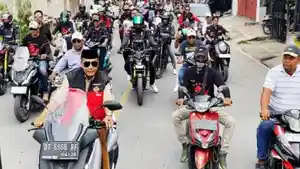Rajiun-Tumada-mengembalikan-formulir-pendaftaran-dikawal-simpatisan.jpg