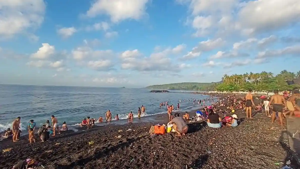 Pantai Jasri Karangasem Bali Diserbu Warga Saat Gelar Banyu Pinaruh