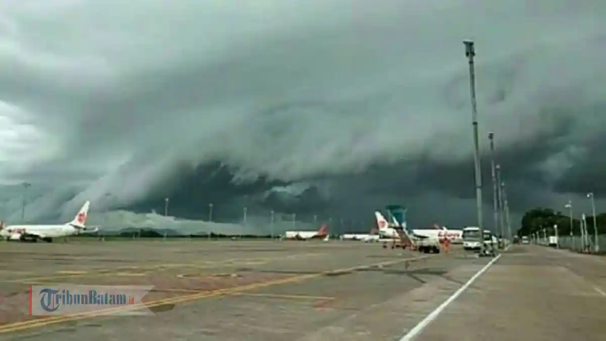 Awan 'Gelombang Tsunami' Bisa Ancam Jiwa, 5 Pesawat Tunda Pendaratan Pilih Berputar-putar di Langit
