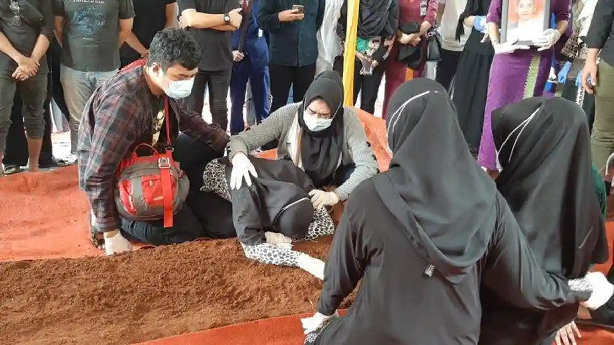 Isak Tangis Iringi Pemakaman Pramugara Sriwijaya Air SJ 182 Okky Bisma
