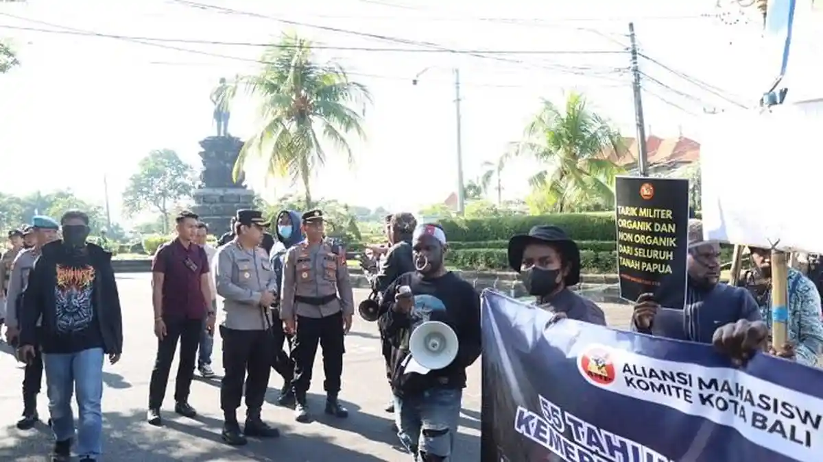HUT Bhayangkara, Mahasiswa Papua Unjuk Rasa di Renon Tuntut Penarikan Militer di Bumi Cendrawasih - Tribun-bali.com