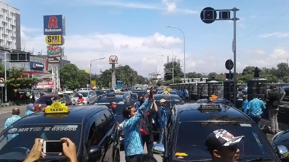Sopir Taksi Minta Ojek Online  Tunjukkan Surat Mangkal di Stasiun KA
