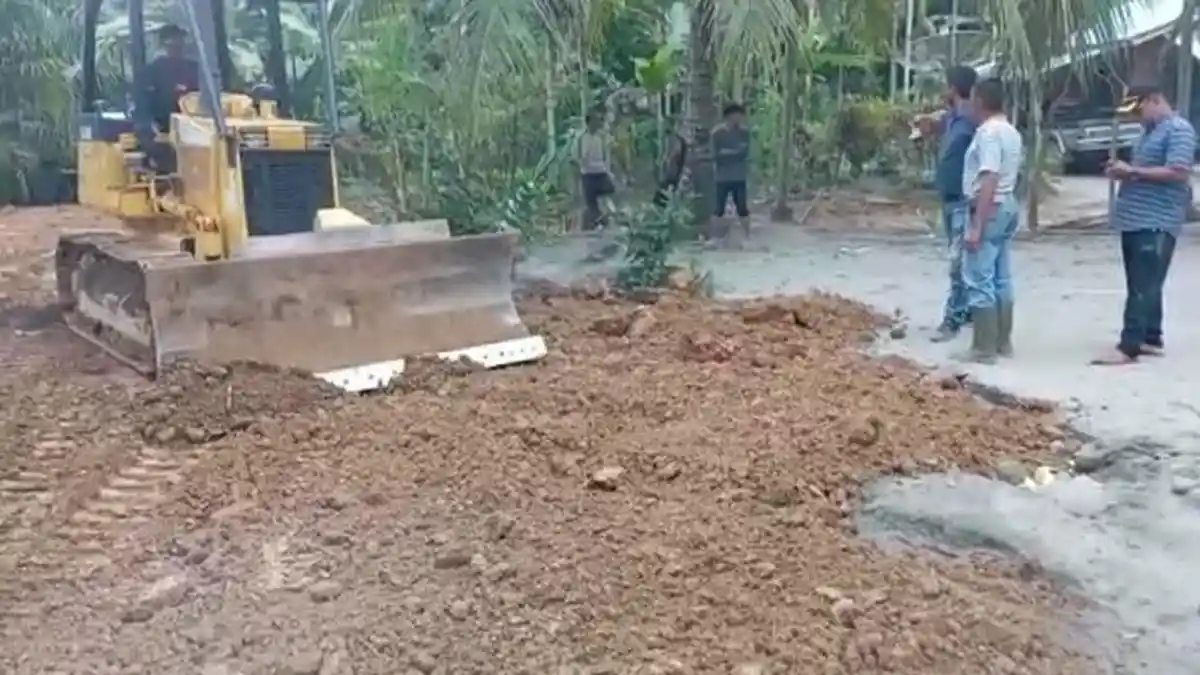 PT Syaukath Sejahtera Bireuen Bantu Perbaiki Jalan Rusak di Krueng Simpo