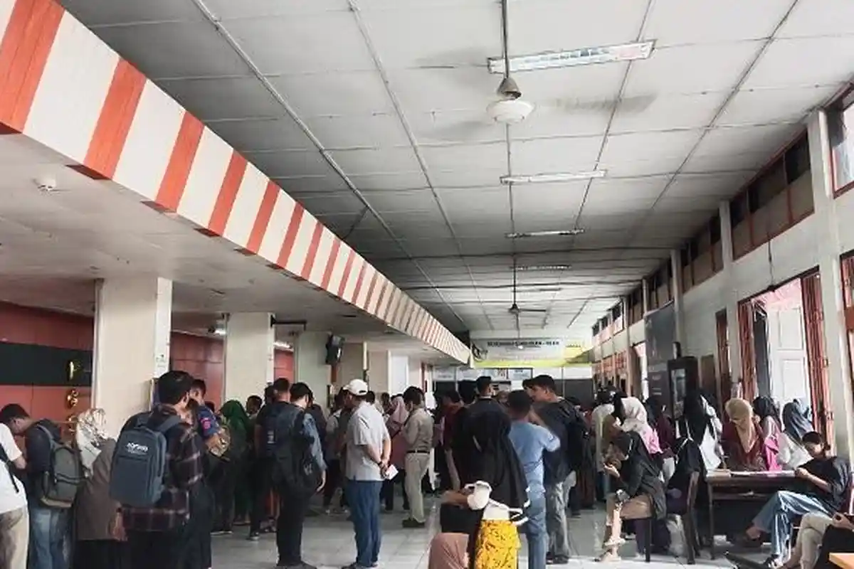 H-2 Jelang Penutupan CPNS, Pelamar Serbu Kantor Pos Padang untuk Beli E-Materai
