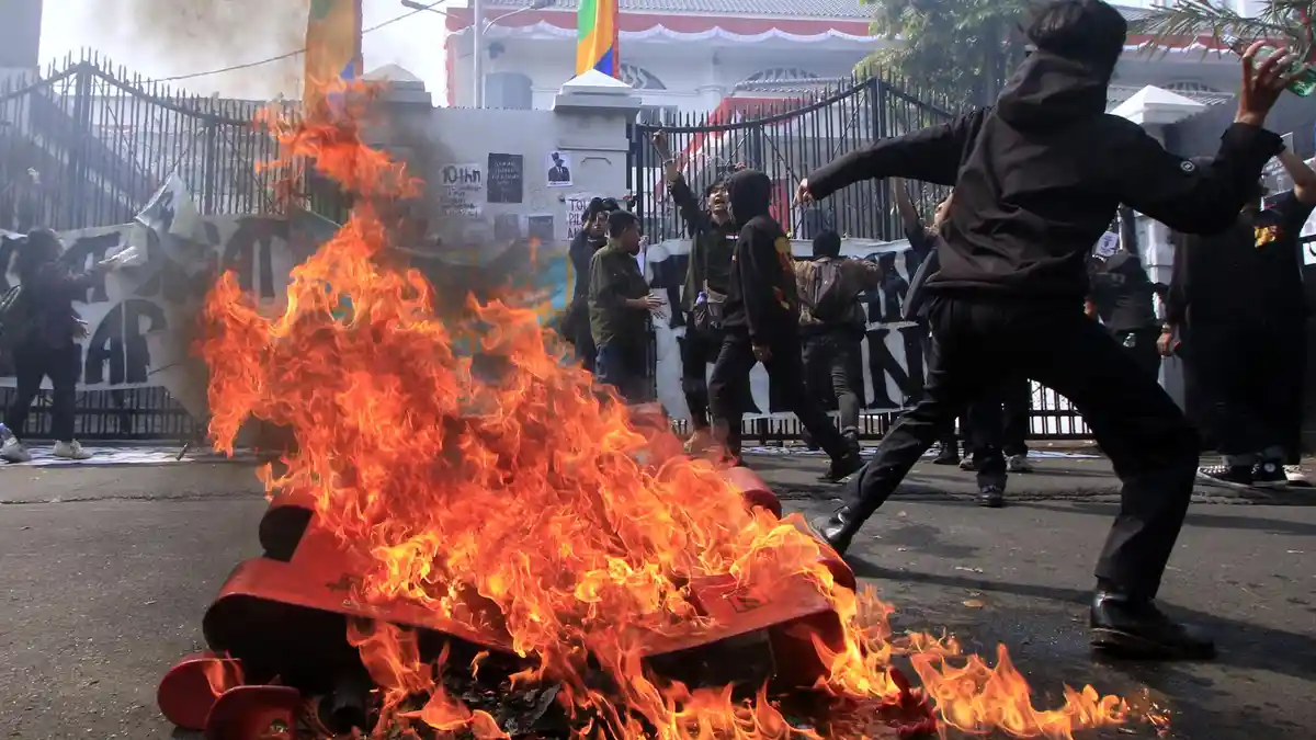 Mahasiswa Unibba Bandung Terancam Buta: Matanya Terkena Lemparan Batu Saat Demo di DPRD Jabar