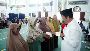 Bupati-Aceh-Tengah-menyerahkan-secara-simbolis-amplop-insentif.jpg
