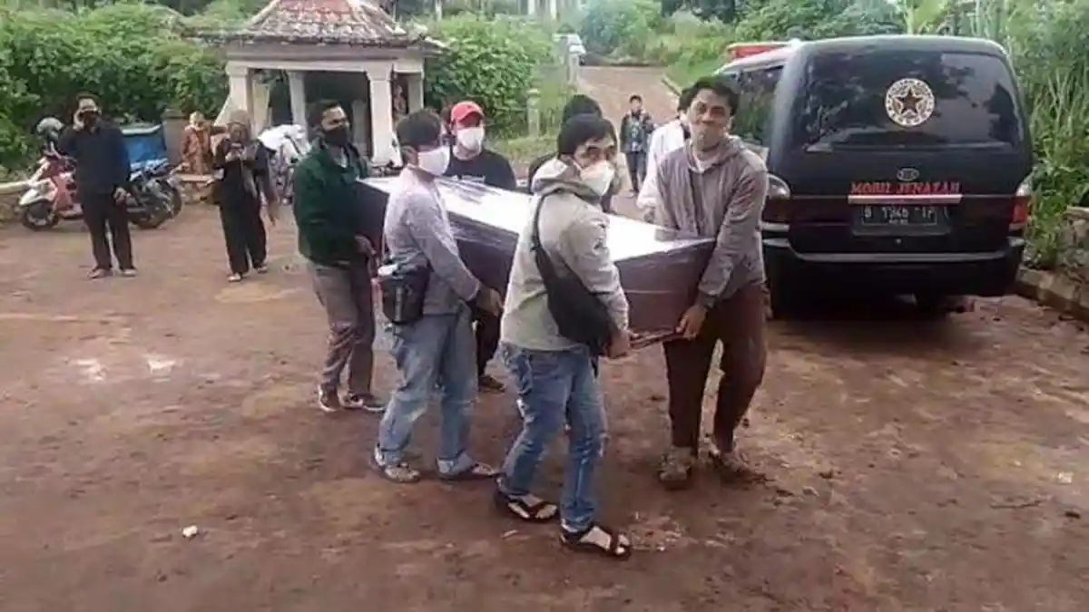 Tukang Pikul Mogok, Jenazah Pasien Covid-19 Terlantar, Keluarga Angkut Sendiri Peti Tanpa APD