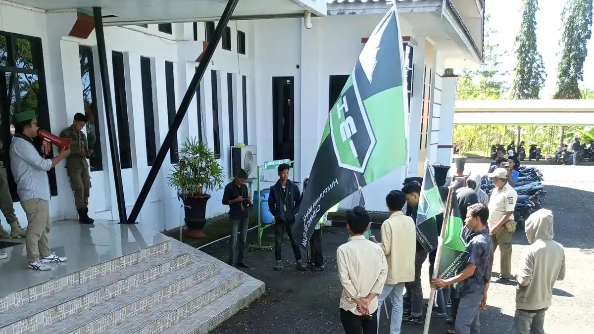 BREAKING NEWS: HMI Cabang Sinjai Geruduk Gedung DPRD Minta Legisator Hormati Keputusan MK