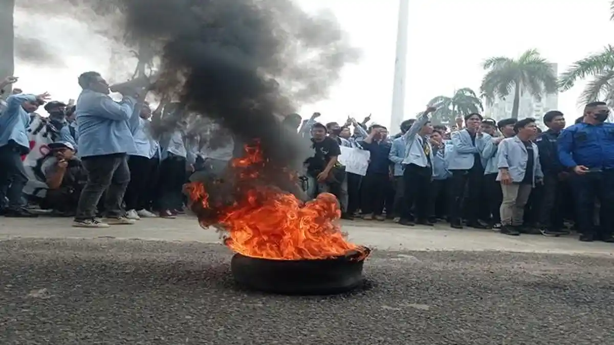 Demo Indonesia Gelap di Palembang, Mahasiswa Bakar Ban di Depan Gedung DPRD Sumsel