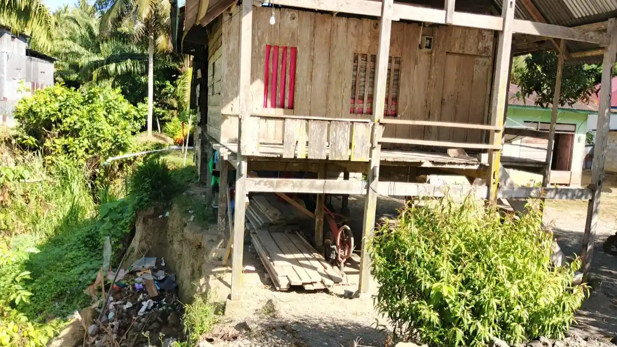 Rumah Warga di Desa Polewali Pasangkayu Terancam Ambruk Akibat Tanah Longsor