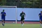 Pelatih-Persib-Bandung-Bojan-Hodak-latihan-bersama-anak-buahnya.jpg