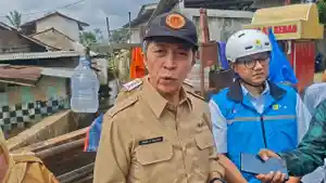 Wali-Kota-Bogor-Dedie-Rachim-saat-meninjau-lokasi-banjir-Cimahpar.jpg