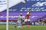 striker-arsenal-pierre-emerick-aubameyang-ke-gawang-chelsea-pada-final-piala-fa.jpg