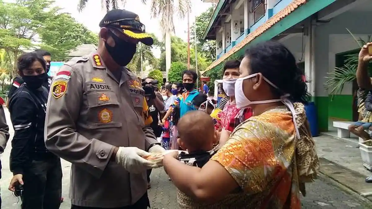 Baju Lebaran Ludes Terbakar, Puluhan Anak-anak di Tambora Dapat Gantinya