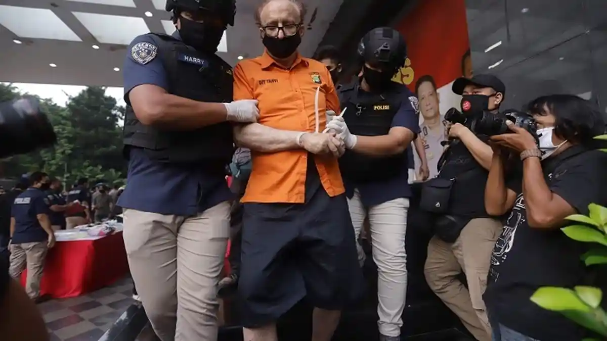 KRONOLOGI WNA Tersangka Pencabul 305 Anak Bunuh Diri, Naik Tembok Kamar Mandi Lalu Ambil Kabel