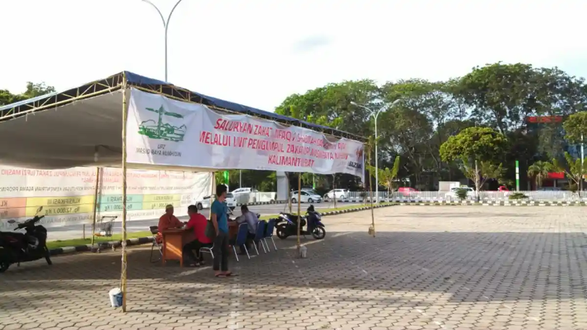 Masjid Raya Mujahidin Terima Zakat hingga Subuh sebelum Salat Idul Fitri