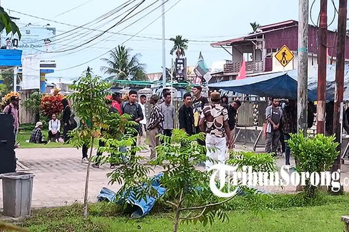 Demo Belum Usai, Mahasiswa Palang Pagar dan Pasang Tenda di Gerbang Masuk Kampus UNIMUDA Sorong