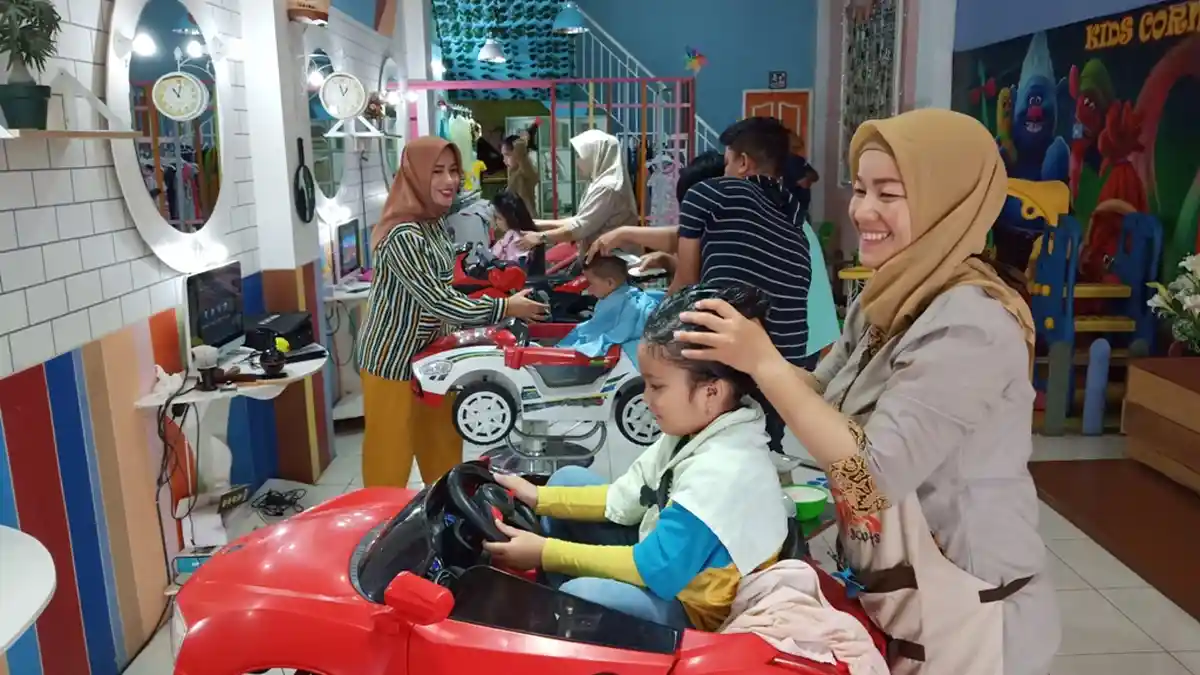Suka Duka Kapster Khusus Potong Rambut Anak-Anak, Pernah Ditendang hingga Dipukul Pelanggan