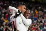 striker-muda-brasil-vinicius-junior-memeluk-casemiro.jpg