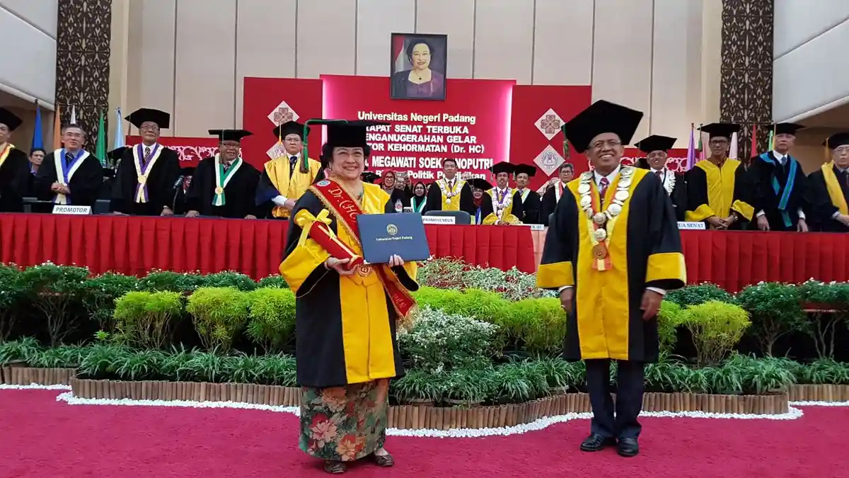 Megawati Dapat Gelar Doktor Honoris Causa Dari Universitas Negeri Padang