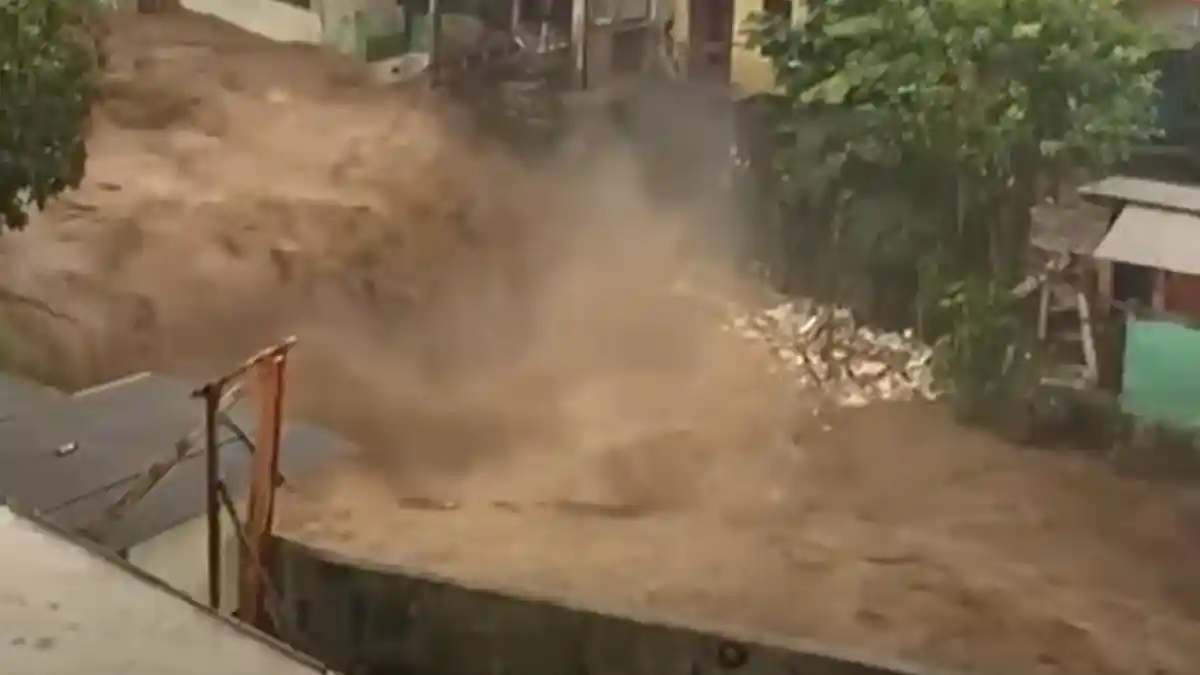 Banjir Bandang Terjang Ciwidey, Ambrukan  Rumah dan Jembatan