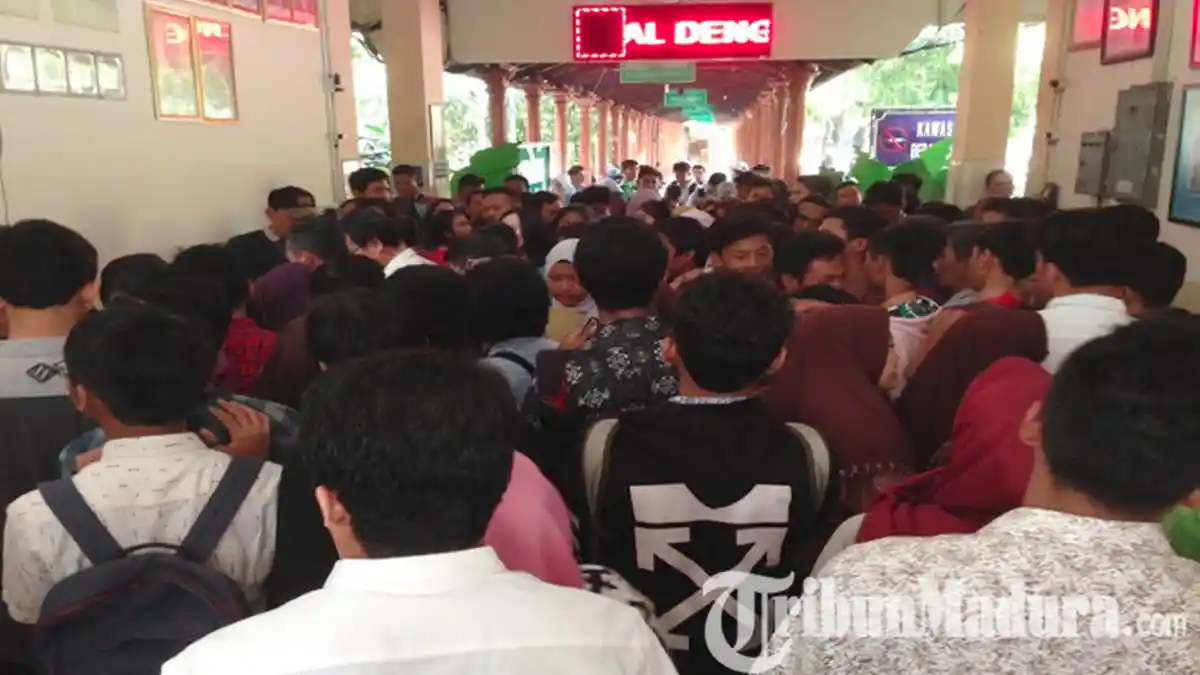 PPDB SMA Negeri di Surabaya Dimulai, Warga Langsung Berebut Antre Mulai Subuh