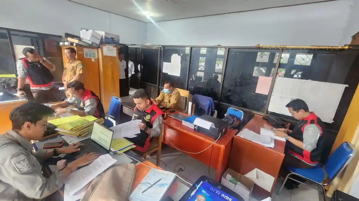 Breaking News : Jaksa Geledah Kantor Dinas PUPR Manggarai Timur 