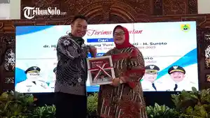 Prosesi-sertijab-dari-Kusdinar-Untung-Yuni-Sukowati-kepada-Sigit-Pamungkas-sebagai-Bupati-Sragen.jpg