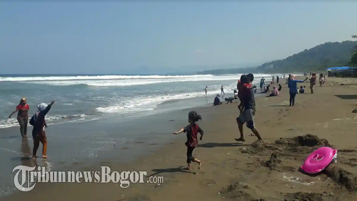 Kawasan Pelabuhan Ratu Diterjang Ombak Tinggi, Puluhan Bangunan Rusak