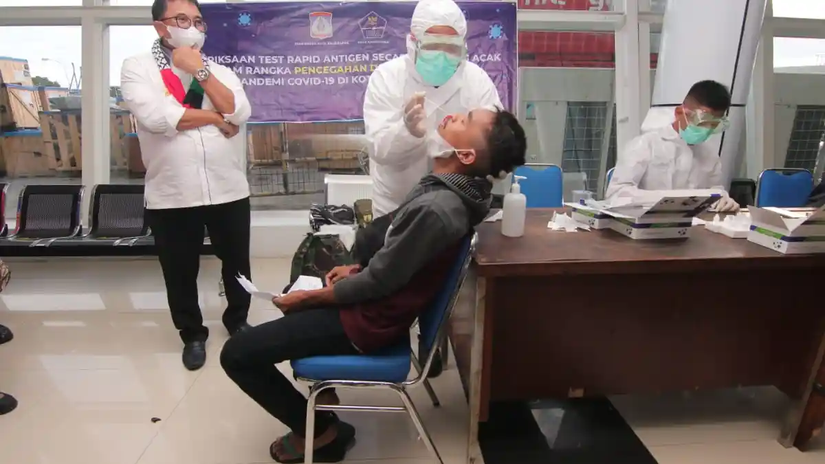 Tiba di Balikpapan, Penumpang di Pelabuhan Semayang Jalani Tes Rapid Antigen secara Acak