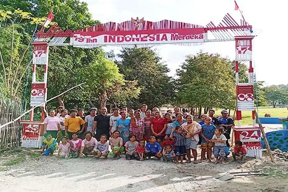 Semarak HUT ke 79 RI di Malaka NTT, Warga Gotong Royong Bangun 6 Unit Gapura 