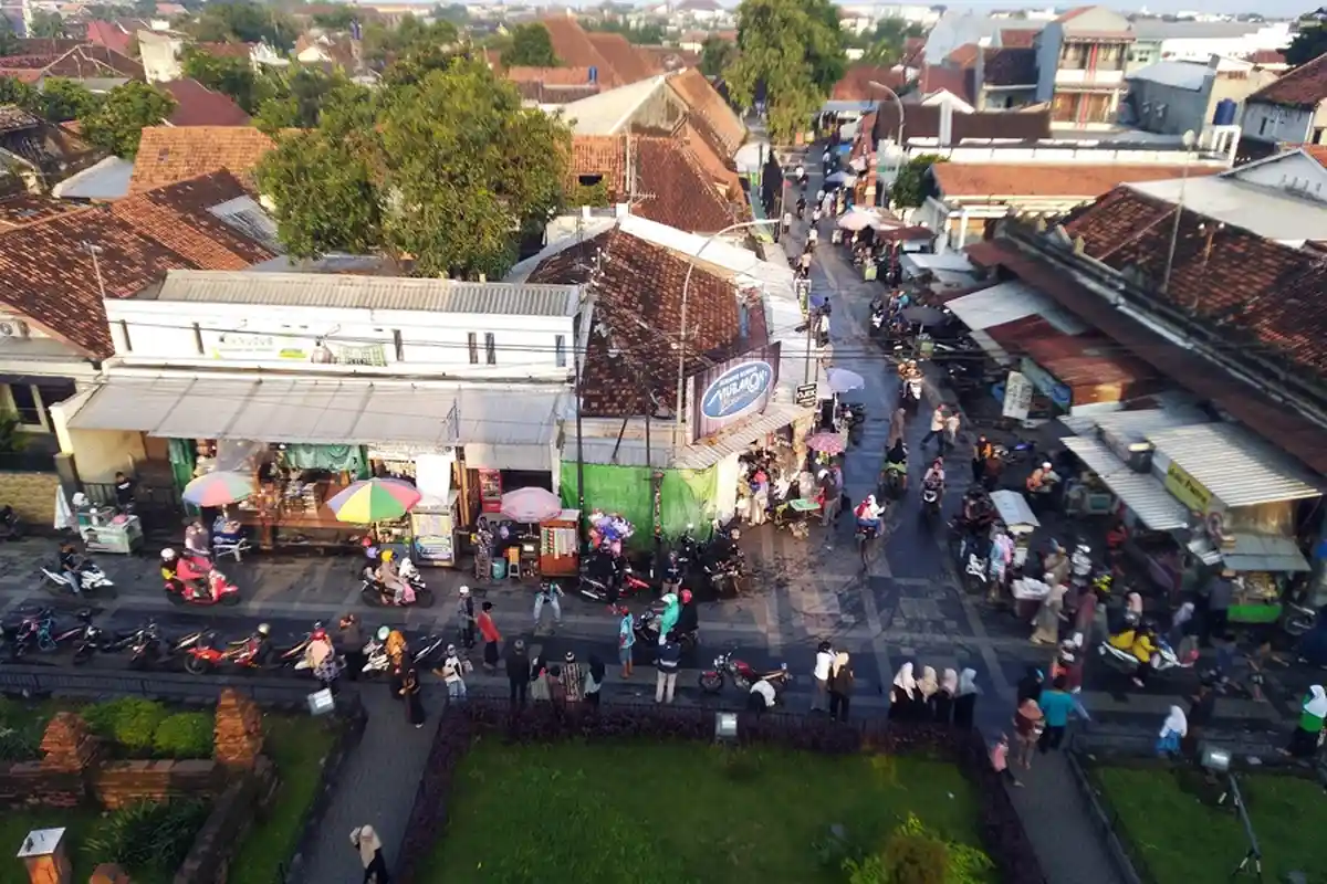 Asyiknya Ngabuburit di Menara Kudus, Pengunjung Bisa Ziarah dan Berburu Kuliner