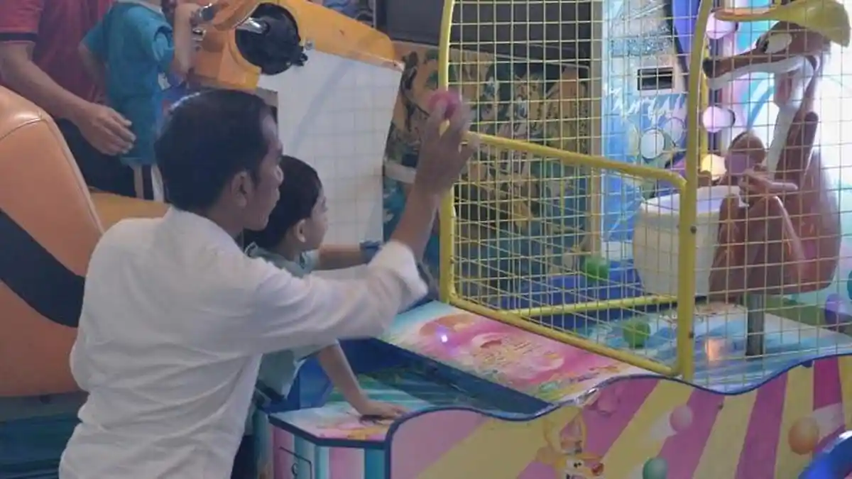 Libur Hari Buruh, Jokowi Ajak Jan Ethes dan Sedah Mirah Bermain di Mall