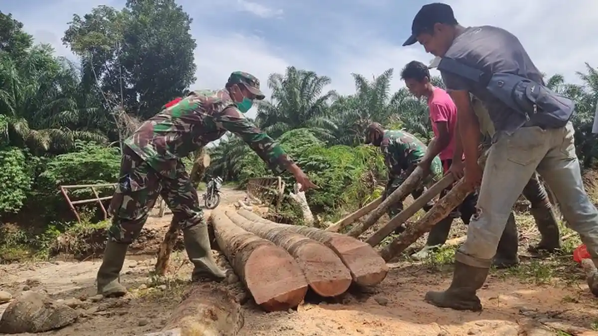 Patut Dicontoh! Personel TNI dan Warga Kerja Sama Perbaiki Jembatan Putus