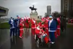 Melihat Lomba Lari Berkostum Santa Claus di Inggris