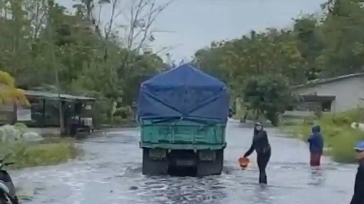 Kemacetan Panjang Tak Terhindarkan, Dampak Banjir yang Merendam Ruas Jalan Trans Kalimantan