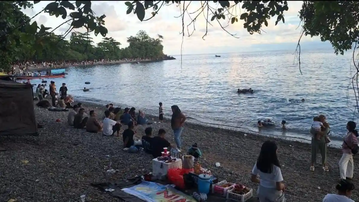 Libur Lebaran 2025, Pantai Dami Bolsel Sulawesi Utara Diserbu Ratusan Wisatawan
