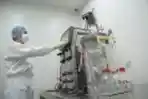 Peneliti Melakukan Riset di Laboratorium Riset Stem Cell