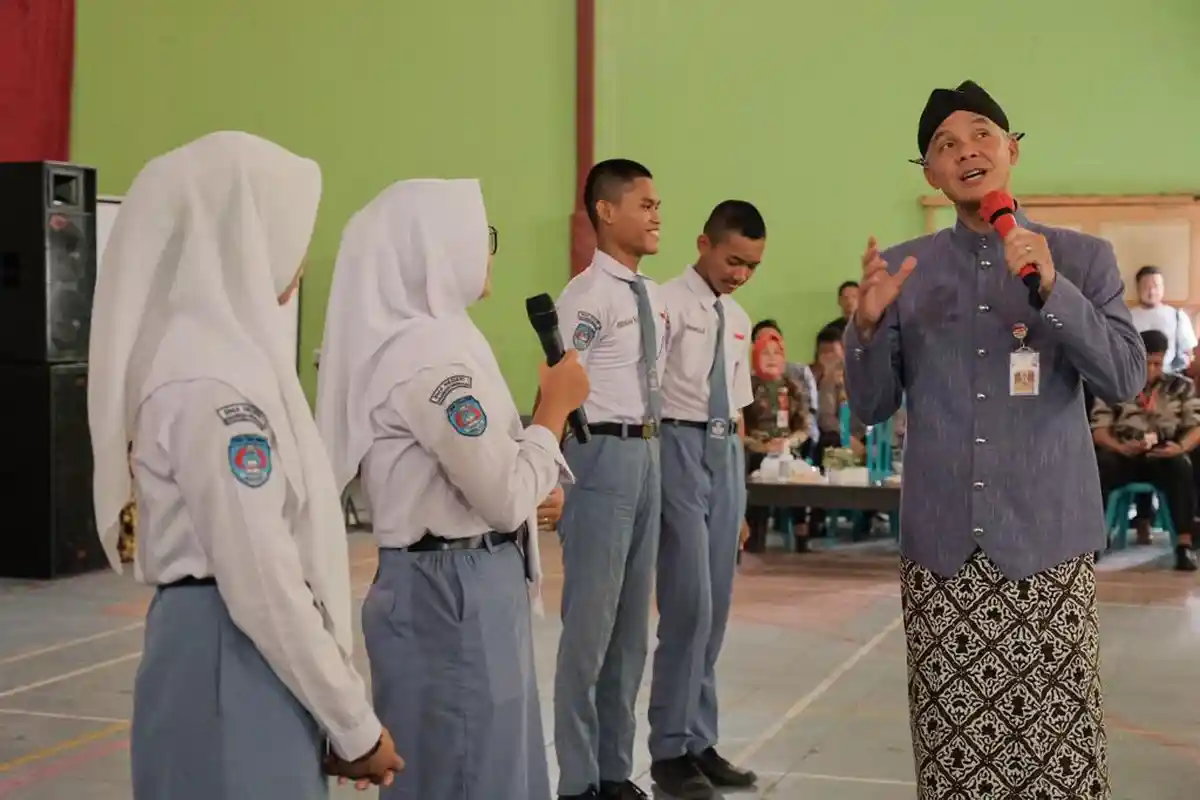 Gubernur Jawa Tengah Ganjar Pranowo Larang Sekolah Tahan Ijazah dengan Alasan Apapun