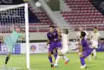 Kiper Persik Kediri Berusaha Halang Bola Pemain Persija