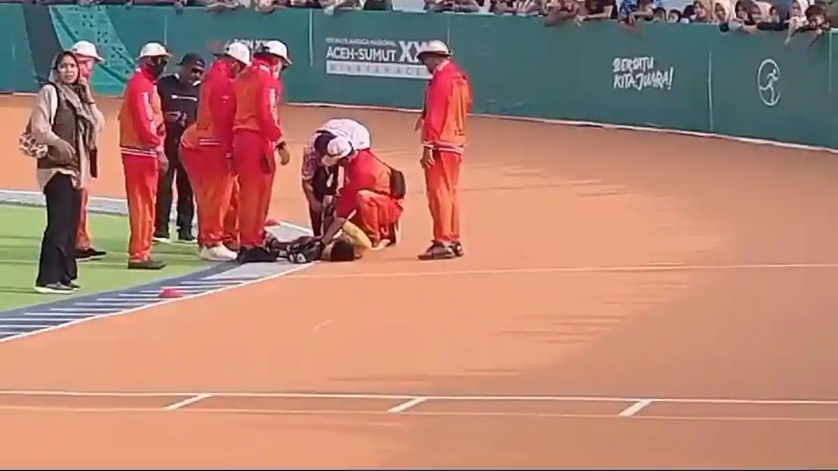 Terjatuh Saat Bertanding, Atlet Sepatu Roda Jateng Harus Ditandu ke Posko Kesehatan