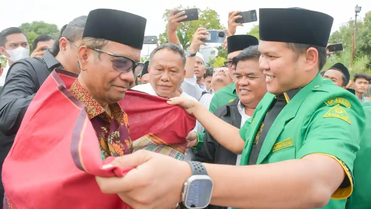Berkunjung ke Pesantren Al-Kautsar Al-Akbar, Adlin Tambunan Ulosi Mahfud MD