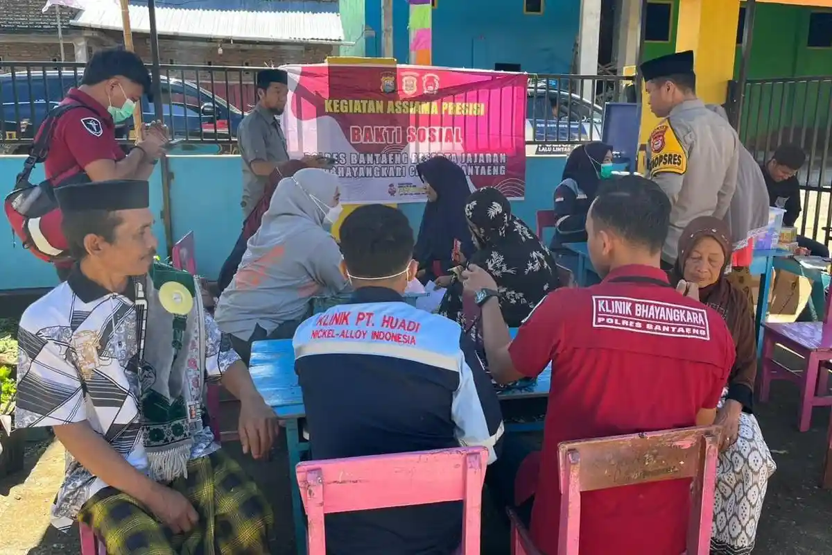 Warga Kampung Lannying Dapat Bantuan Sembako dari Polres Bantaeng - Huadi Group