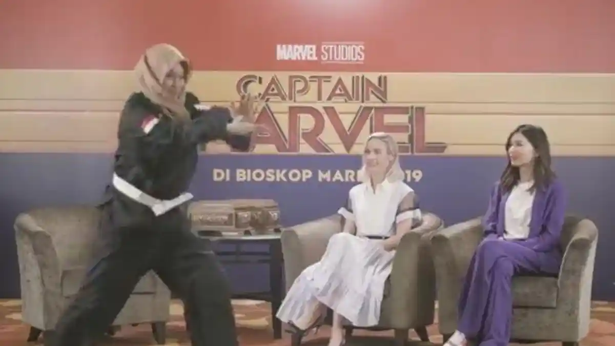 Atlet Pencak Silat Sarah Tria Monita Berikan Baju Silat kepada Pemeran Film Captain Marvel